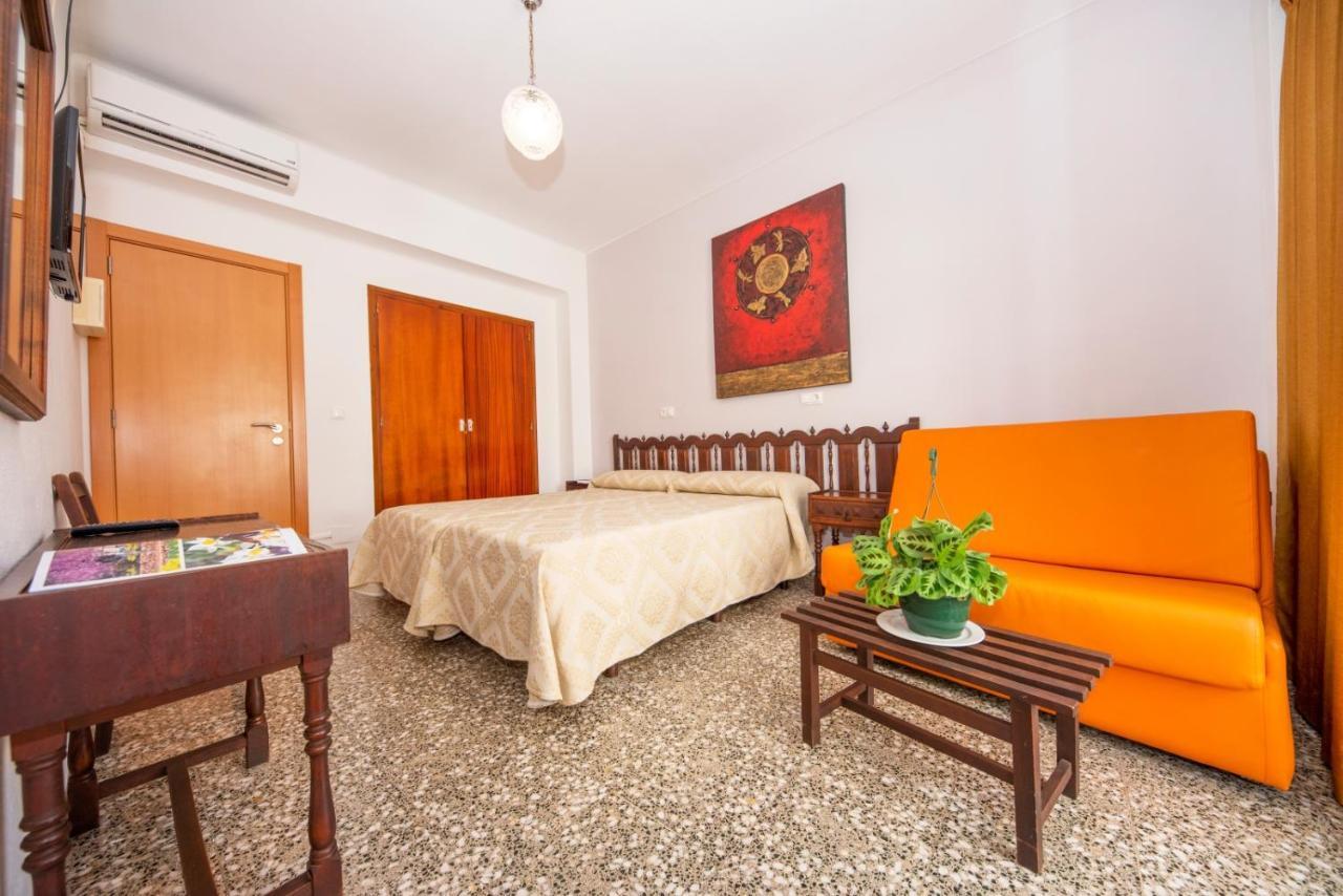 Hostal Y Apartamentos Santa Eulalia Санта Еулалия дел Рио Екстериор снимка