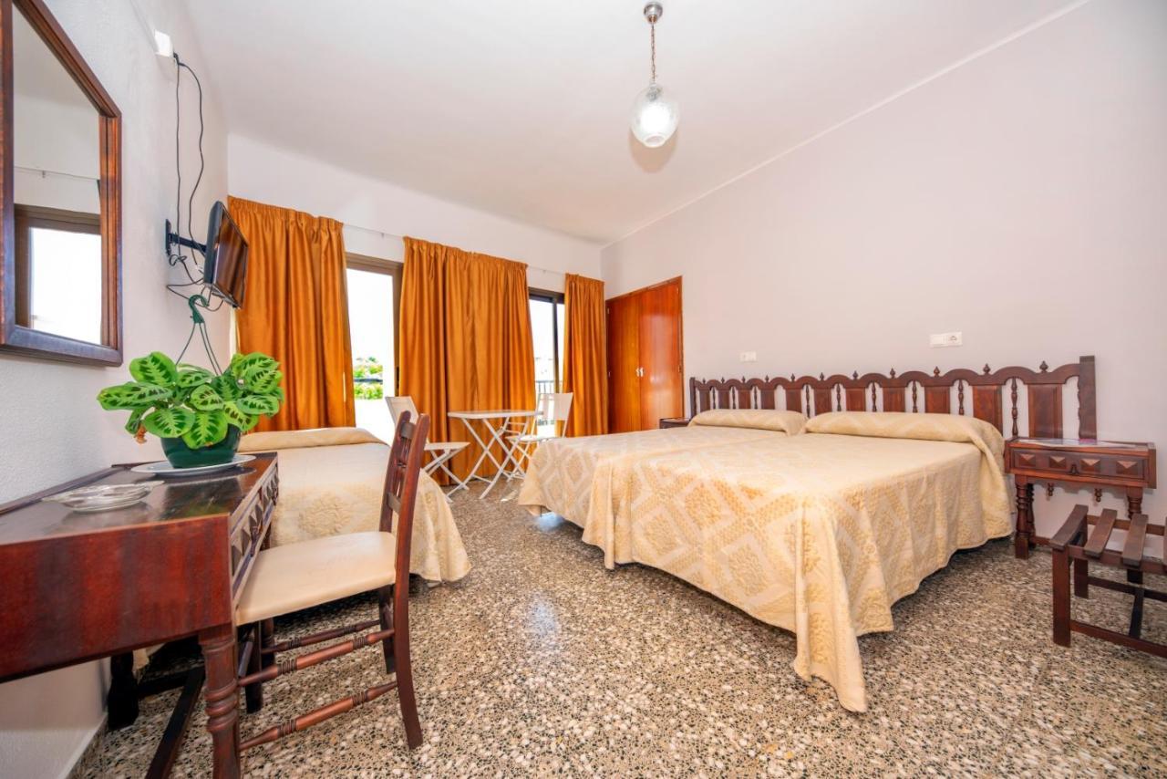 Hostal Y Apartamentos Santa Eulalia Санта Еулалия дел Рио Екстериор снимка