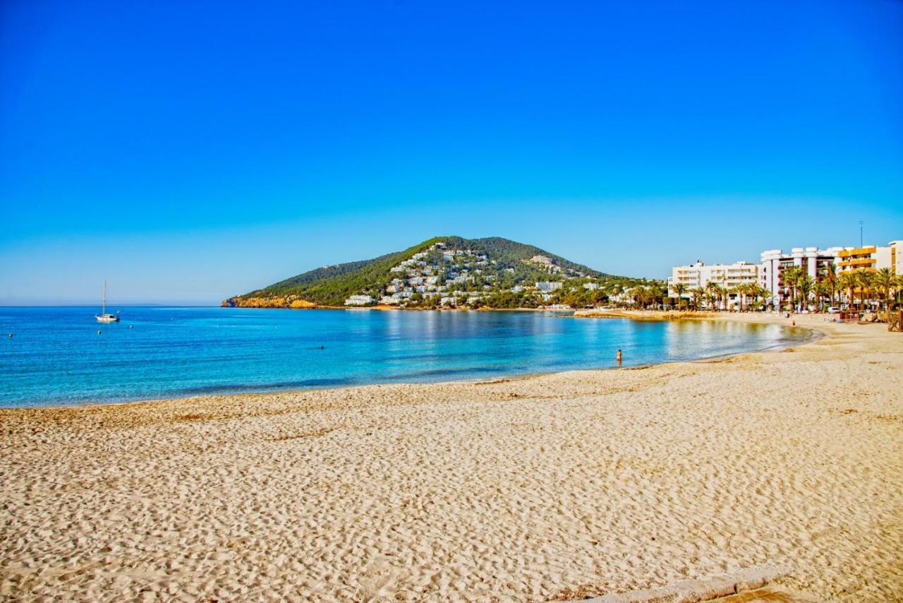 Hostal Y Apartamentos Santa Eulalia Санта Еулалия дел Рио Екстериор снимка