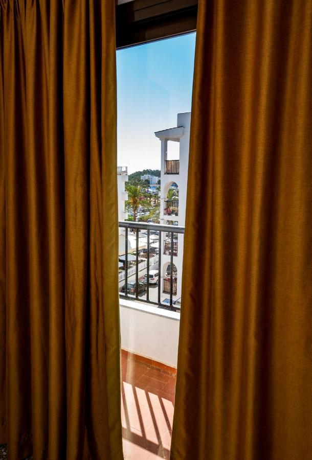 Hostal Y Apartamentos Santa Eulalia Санта Еулалия дел Рио Екстериор снимка