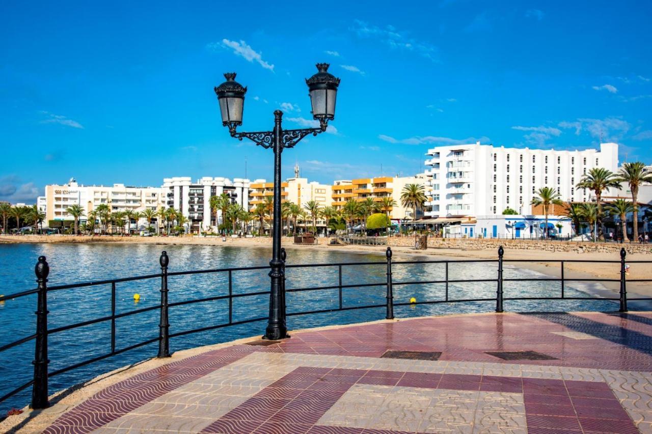 Hostal Y Apartamentos Santa Eulalia Санта Еулалия дел Рио Екстериор снимка