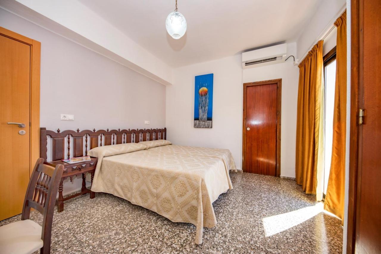 Hostal Y Apartamentos Santa Eulalia Санта Еулалия дел Рио Екстериор снимка