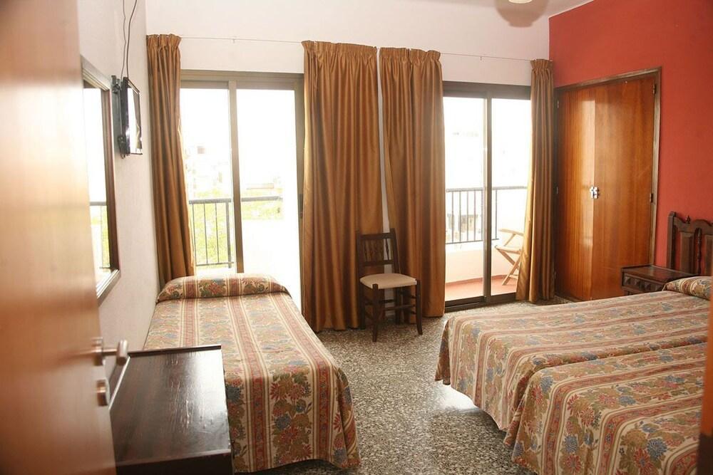 Hostal Y Apartamentos Santa Eulalia Санта Еулалия дел Рио Екстериор снимка