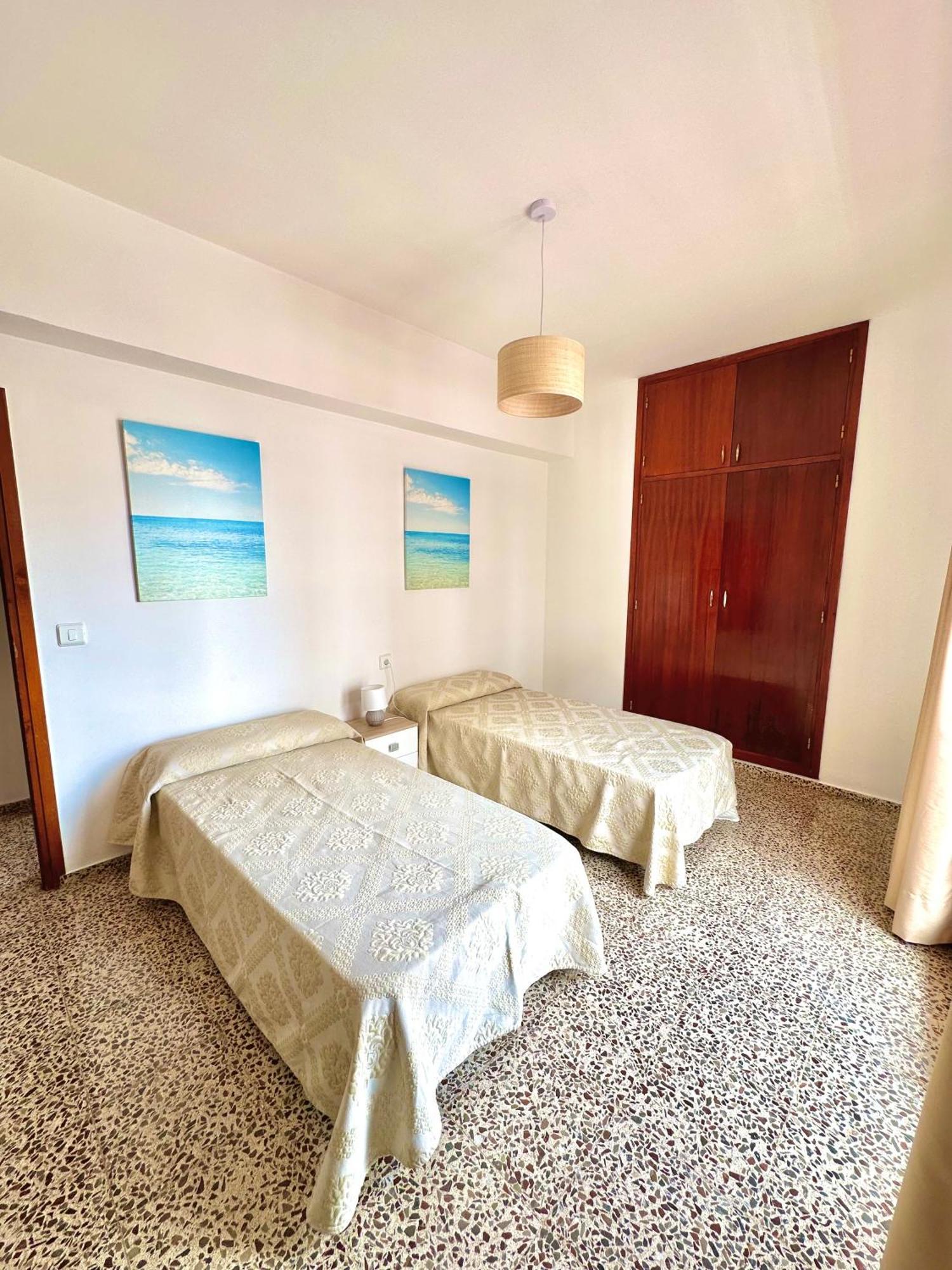 Hostal Y Apartamentos Santa Eulalia Санта Еулалия дел Рио Екстериор снимка
