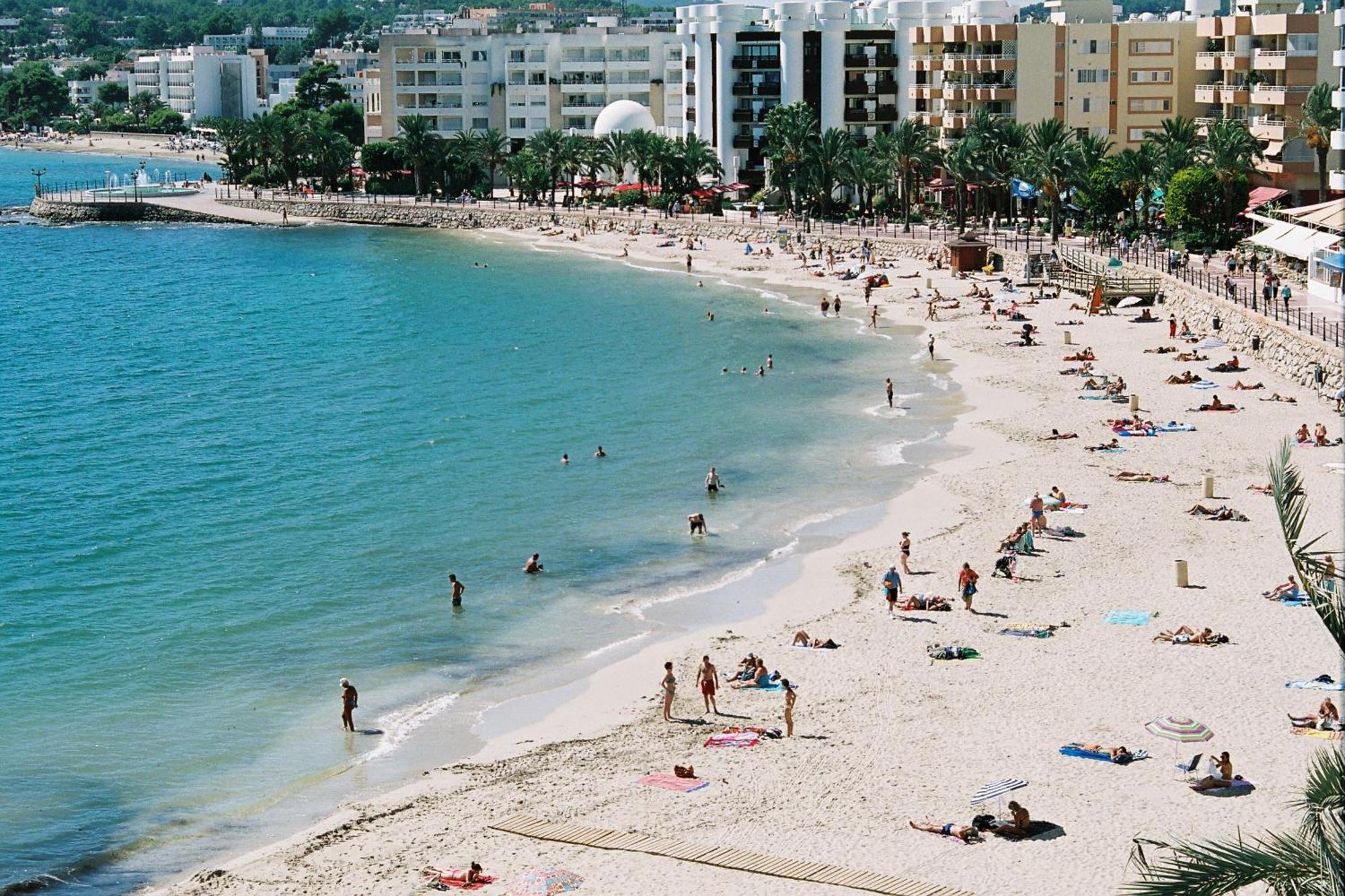 Hostal Y Apartamentos Santa Eulalia Санта Еулалия дел Рио Екстериор снимка