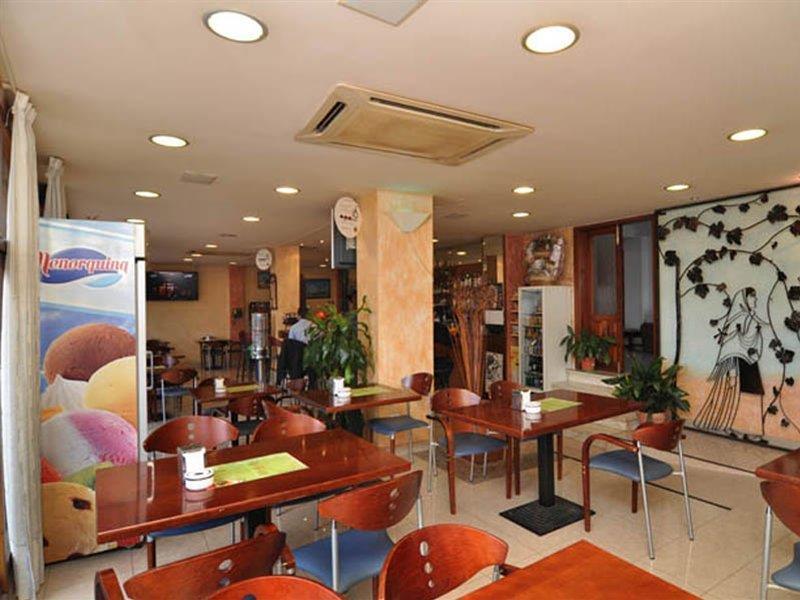 Hostal Y Apartamentos Santa Eulalia Санта Еулалия дел Рио Екстериор снимка