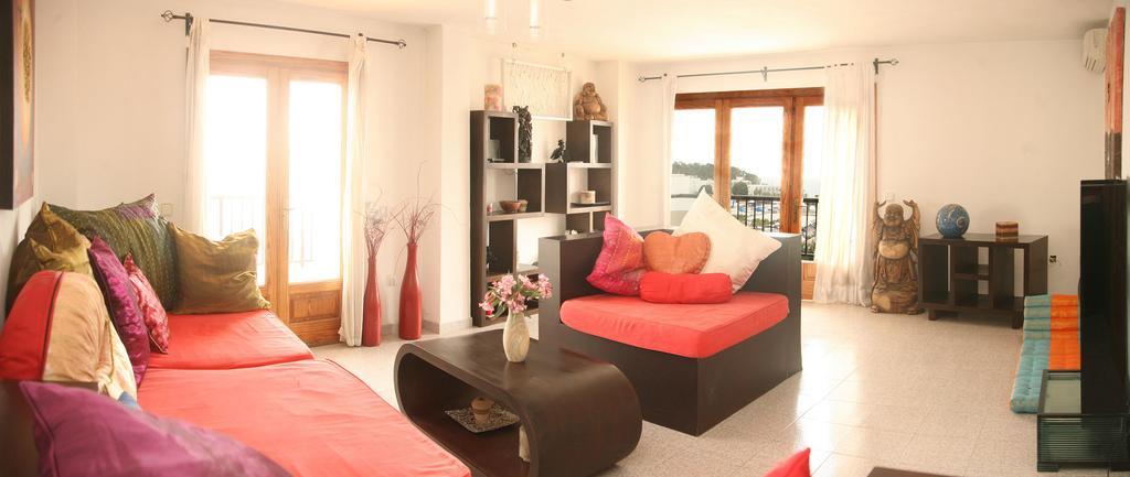 Hostal Y Apartamentos Santa Eulalia Санта Еулалия дел Рио Екстериор снимка