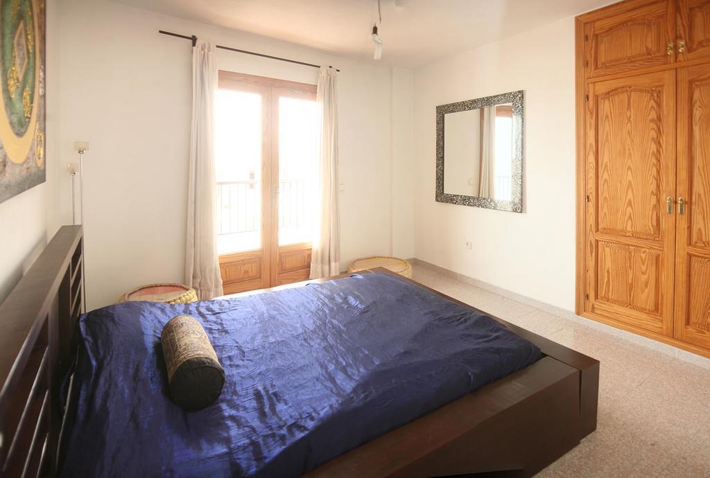 Hostal Y Apartamentos Santa Eulalia Санта Еулалия дел Рио Екстериор снимка