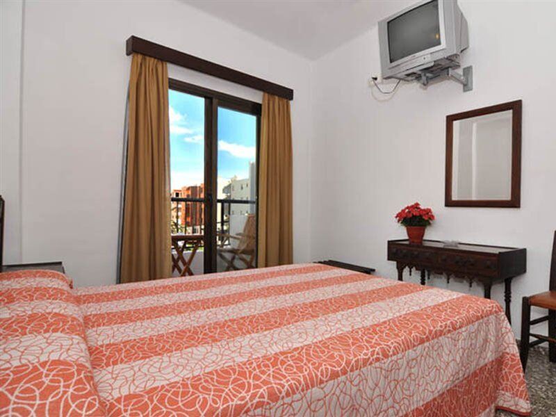 Hostal Y Apartamentos Santa Eulalia Санта Еулалия дел Рио Екстериор снимка