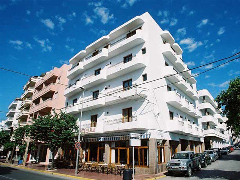 Hostal Y Apartamentos Santa Eulalia Санта Еулалия дел Рио Екстериор снимка