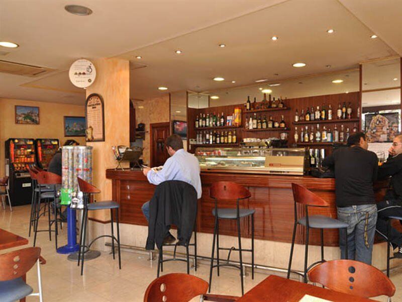 Hostal Y Apartamentos Santa Eulalia Санта Еулалия дел Рио Екстериор снимка